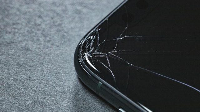 Iphoneの画面端に黄ばみがある その理由と対策法とは Iphoneケースラボブログ